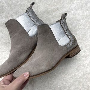 Tom’s Women’s Ella booties! Lightly worn 🌾